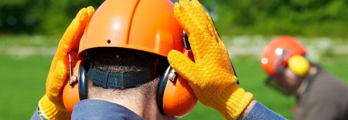 Person setzt Gehörschutz auf